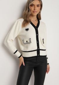 Born2be - Jasnobeżowy Sweter Kardigan z Wiskozy z Naszywką Serca i Perłowymi Kieszeniami Aradhya. Kolor: beżowy. Materiał: wiskoza. Wzór: aplikacja #7
