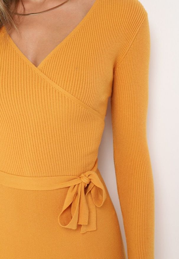 Born2be - Żółta Sweterkowa Sukienka Rozkloszowana z Wiązanym Paskiem Florentame. Kolor: żółty. Materiał: materiał. Typ sukienki: rozkloszowane, kopertowe. Długość: midi