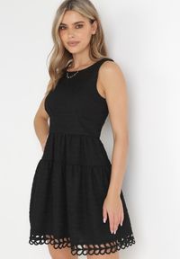 Born2be - Czarna Taliowana Sukienka Mini z Ozdobną Koronką Veronisa. Okazja: na co dzień, na spacer. Kolor: czarny. Materiał: koronka. Wzór: koronka. Styl: casual, wakacyjny. Długość: mini #1