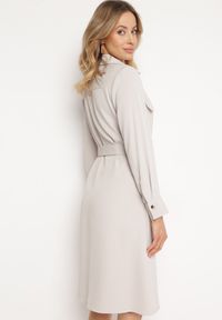 Born2be - Beżowa Sukienka Koszulowa z Kieszeniami w Stylu Utility Naiatema. Okazja: na co dzień. Kolor: beżowy. Typ sukienki: koszulowe. Styl: klasyczny, casual #5
