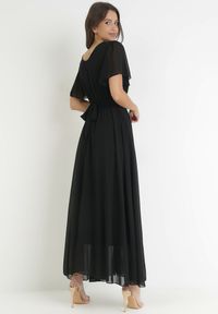 Born2be - Czarna Kopertowa Sukienka Maxi z Gumką w Pasie Narlin. Kolor: czarny. Materiał: materiał. Wzór: paski. Typ sukienki: kopertowe. Długość: maxi