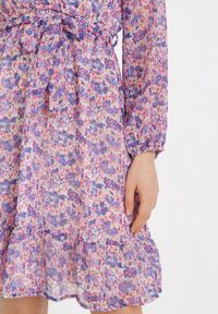 Born2be - Fioletowa Sukienka Iphaia. Kolor: fioletowy. Materiał: materiał. Długość rękawa: długi rękaw. Wzór: kwiaty, aplikacja. Typ sukienki: kopertowe. Długość: mini #6