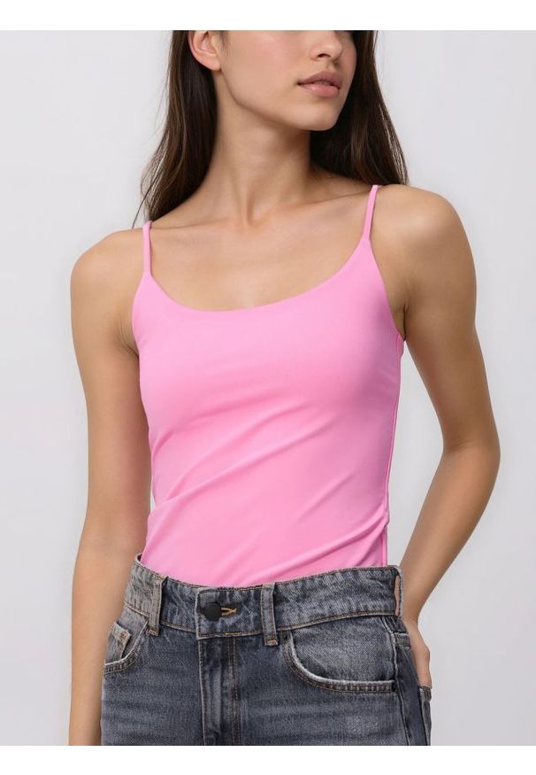 Reserved - Gładki top na ramiączkach - intensywny róż. Kolor: różowy. Materiał: dzianina. Długość rękawa: na ramiączkach. Wzór: gładki