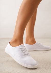 Born2be - Białe Tenisówki na Płaskiej Podeszwie ze Sznurowaniem i Okrągłym Noskiem Ezoma. Okazja: na co dzień. Nosek buta: okrągły. Zapięcie: sznurówki. Kolor: biały. Materiał: jeans, materiał. Wzór: kropki. Obcas: na płaskiej podeszwie. Styl: casual #5