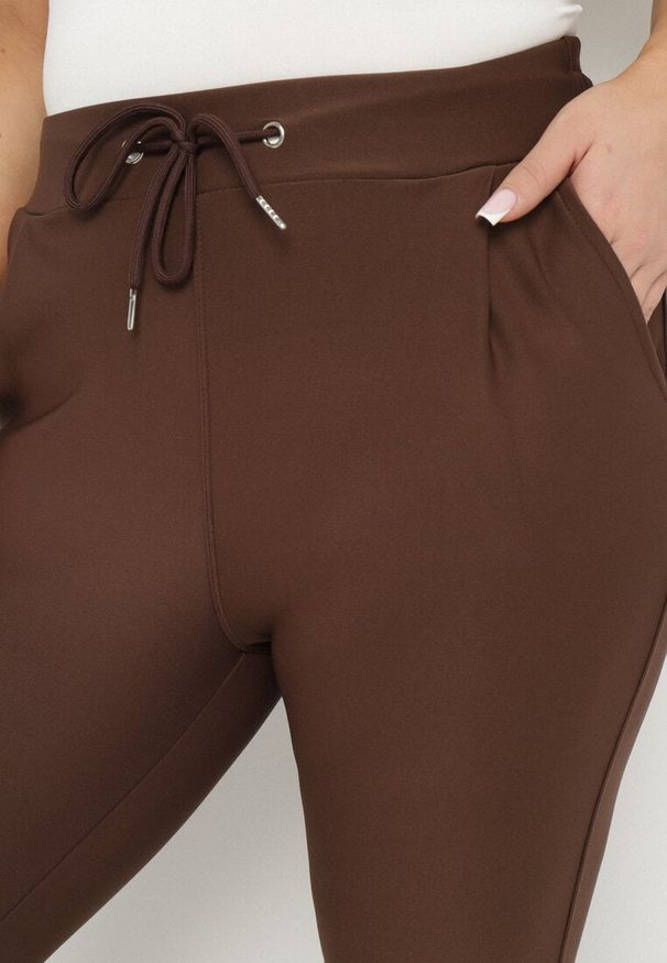 Born2be - Brązowe Spodnie z Bawełną Wysokim Stanem i Wiązaniem Dannaria. Stan: podwyższony. Kolor: brązowy. Materiał: bawełna. Styl: elegancki