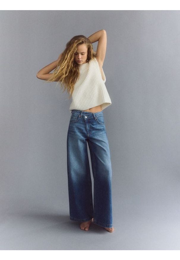 Reserved - Jeansy baggy - niebieski. Kolor: niebieski