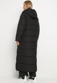 Born2be - Czarna Pikowana Kurtka z Kapturem o Prostym Kroju Venella. Okazja: na co dzień, na spacer. Typ kołnierza: kaptur. Kolor: czarny. Materiał: jeans, poliester, dzianina. Styl: casual, elegancki #5
