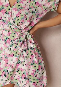 Renee - Jasnoróżowa Sukienka Dianania. Kolor: różowy. Materiał: materiał, lakier. Długość rękawa: krótki rękaw. Wzór: aplikacja, kwiaty, kolorowy. Typ sukienki: kopertowe. Styl: wizytowy. Długość: mini #2