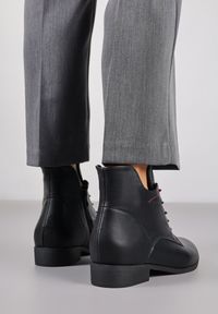 Born2be - Czarne Botki Typu Trzewiki Vices Indice. Okazja: na co dzień. Kolor: czarny. Materiał: jeans, skóra, lakier. Styl: klasyczny, casual, elegancki #3
