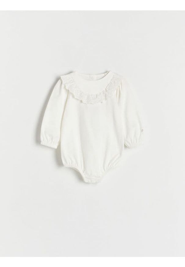 Reserved - Bawełniane body z ażurową falbaną - złamana biel. Materiał: bawełna. Wzór: ażurowy