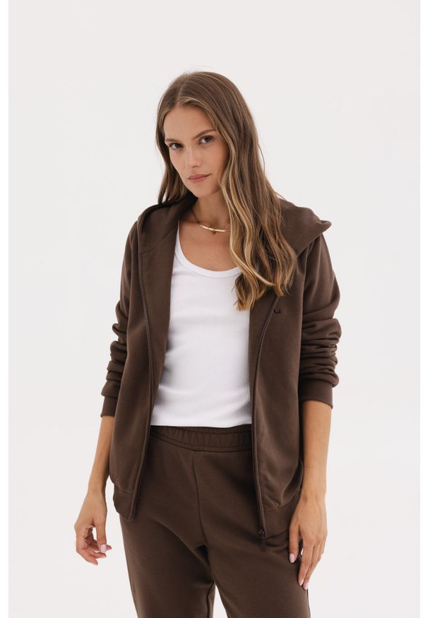 LEKKA BLUZA MOLLY CZEKOLADOWA XS - Flawless. Okazja: na co dzień, na spacer. Kolor: brązowy. Materiał: bawełna, jeans, skóra. Wzór: haft. Styl: elegancki, casual