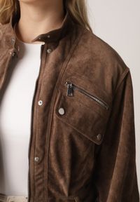 Born2be - Brązowa Kurtka z Imitacji Zamszu w Stylu Utility z Suwakami i Paskiem Birasa. Okazja: na co dzień. Kolor: brązowy. Materiał: zamsz. Wzór: gładki. Styl: casual, elegancki, rockowy #4