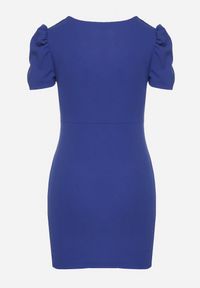 Born2be - Niebieska Dopasowana Sukienka z Kopertowym Dekoltem Hallimea. Okazja: na imprezę. Typ kołnierza: dekolt kopertowy. Kolor: niebieski. Wzór: aplikacja. Typ sukienki: kopertowe. Styl: elegancki, klasyczny #4