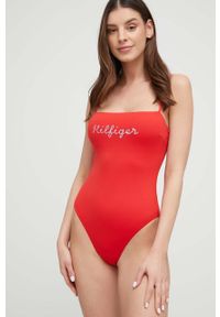 TOMMY HILFIGER - Tommy Hilfiger jednoczęściowy strój kąpielowy kolor czerwony lekko usztywniona miseczka. Kolor: czerwony. Materiał: materiał, poliamid #1
