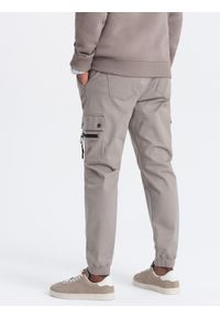 Ombre Clothing - Męskie spodnie JOGGERY z zapinanymi kieszeniami cargo - ciemnobeżowe V2 OM-PAJO-0125 - XXL. Okazja: na co dzień. Kolor: beżowy. Materiał: bawełna, elastan. Wzór: aplikacja. Styl: casual #4