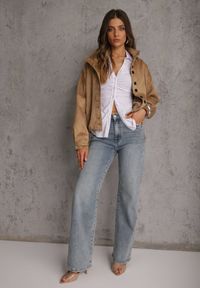 Renee - Jasnobrązowa Kurtka Bomber Jacket Ozdobiona Guzikami Quilimi. Okazja: na co dzień. Kolor: brązowy. Wzór: aplikacja. Styl: casual, elegancki #6