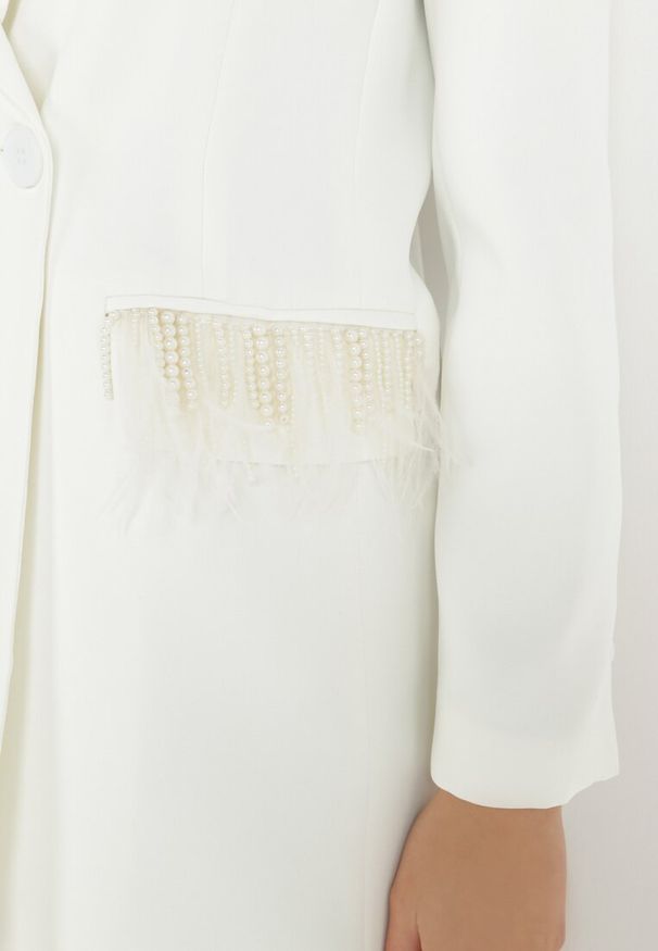 Born2be - Biała Marynarka Dwurzędowa z Frędzlami przy Kieszeniach Chephe. Okazja: na imprezę. Kolor: biały. Długość: długie