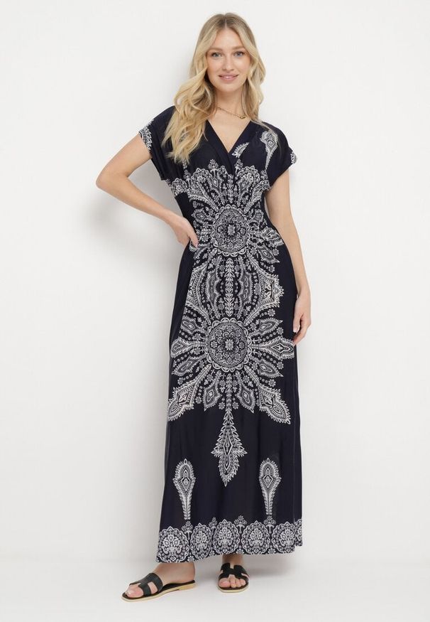 Born2be - Granatowa Sukienka w Ornamentalny Wzór z Kopertowym Dekoltem i Gumką w Talii Elasevia. Typ kołnierza: dekolt kopertowy. Kolor: niebieski. Długość rękawa: krótki rękaw. Typ sukienki: kopertowe