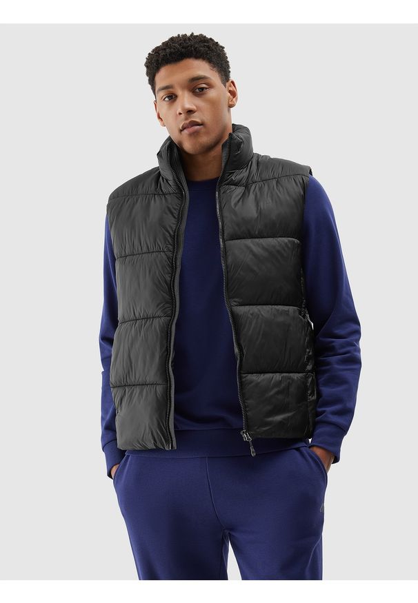 4f - Bezrękawnik puchowy z wypełnieniem syntetycznym męski - czarny. Okazja: na co dzień. Typ kołnierza: kołnierzyk stójkowy. Kolor: czarny. Materiał: syntetyk, puch. Długość rękawa: bez rękawów. Długość: długie. Wzór: gładki. Styl: casual, klasyczny, sportowy