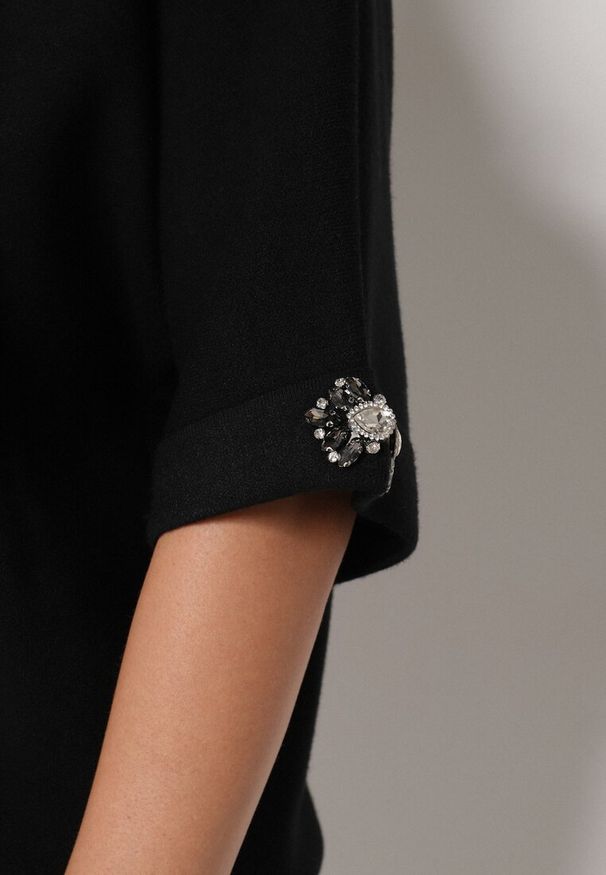 Born2be - Czarny Sweter Ozdobiony na Rękawach Cyrkoniami Aletusa. Okazja: na co dzień. Kolor: czarny. Materiał: jeans. Wzór: aplikacja. Styl: casual, elegancki