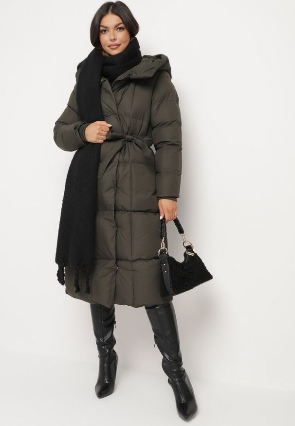 Born2be - Ciemnozielona Długa Kurtka Pikowana z Kapturem i Wysokim Kołnierzem Wiązana w Talii Zevrira. Okazja: na co dzień. Typ kołnierza: kaptur. Kolor: zielony. Materiał: dzianina, jeans, materiał. Długość: długie. Styl: casual, klasyczny, sportowy