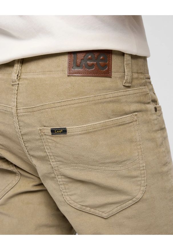 Lee - MESKIE SPODNIE LEE SLIM FIT MVP OSCAR KHAKI 112370603. Kolor: brązowy
