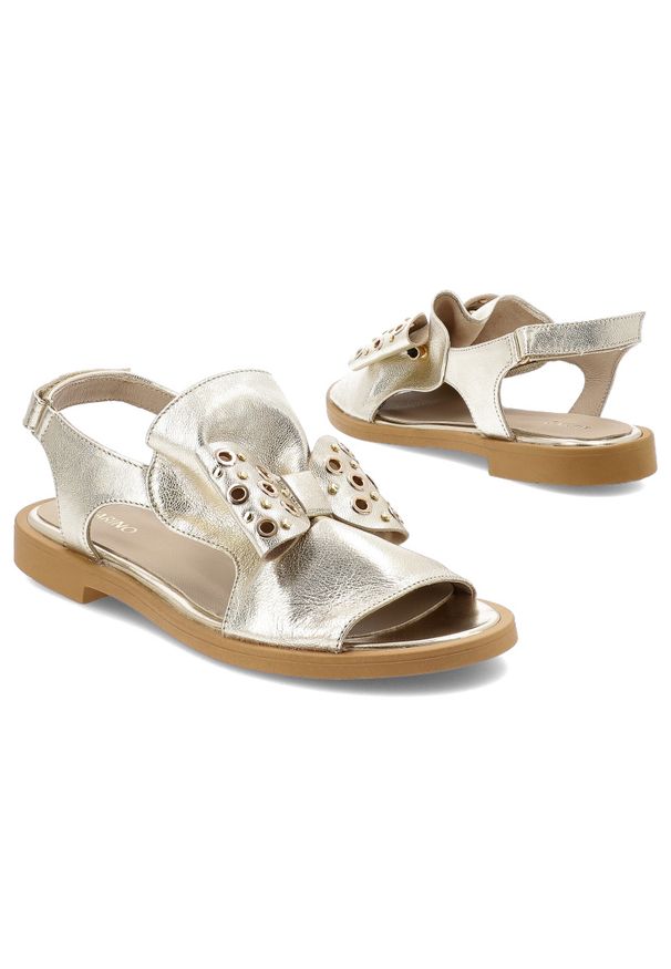 Złote Sandały Karino Modne Obuwie Damskie Z Kakardą. Okazja: na co dzień. Nosek buta: otwarty. Zapięcie: pasek. Kolor: złoty. Materiał: skóra. Sezon: lato. Styl: casual