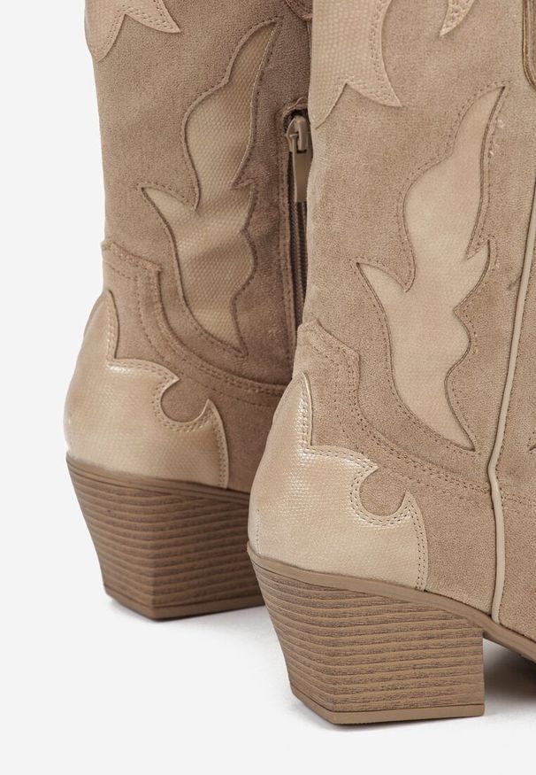 Born2be - Ciemnobeżowe Kozaki Typu Kowbojki na Stożkowym Obcasie Ozdobione Tłoczeniem Astille. Okazja: na co dzień. Kolor: beżowy. Materiał: jeans. Wzór: aplikacja. Obcas: na obcasie. Styl: casual, elegancki. Wysokość obcasa: średni