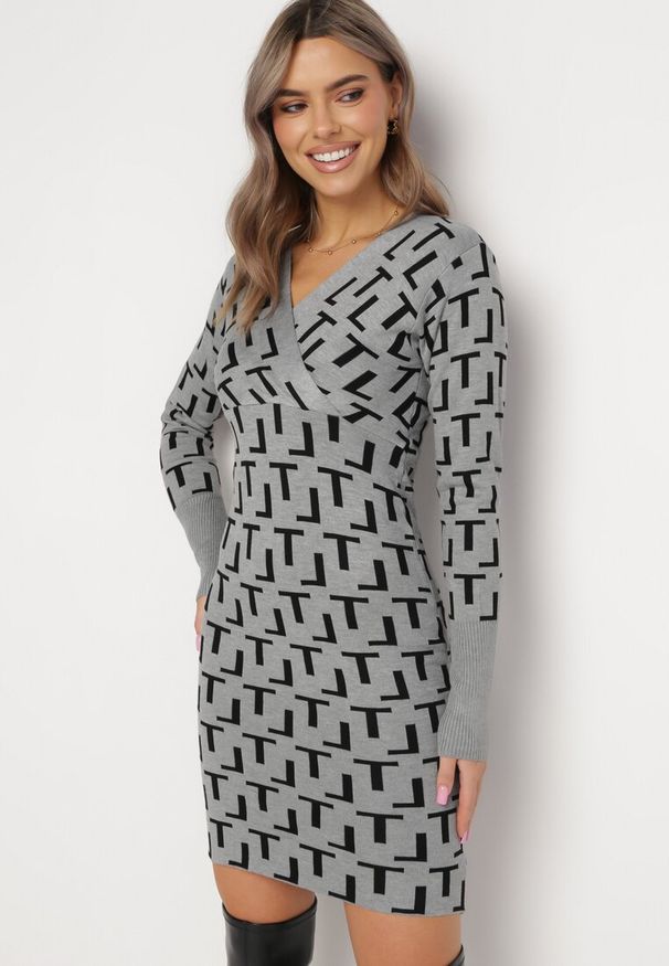 Born2be - Szara Dzianinowa Sukienka Kopertowa w Geometryczny Wzór Lillne. Typ kołnierza: dekolt w serek. Kolor: szary. Materiał: dzianina. Długość rękawa: długi rękaw. Wzór: geometria. Typ sukienki: kopertowe. Styl: klasyczny