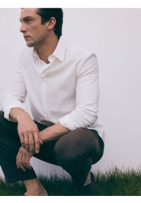Reserved - Koszula regular z domieszką wiskozy - biały. Kolor: biały. Materiał: wiskoza #1