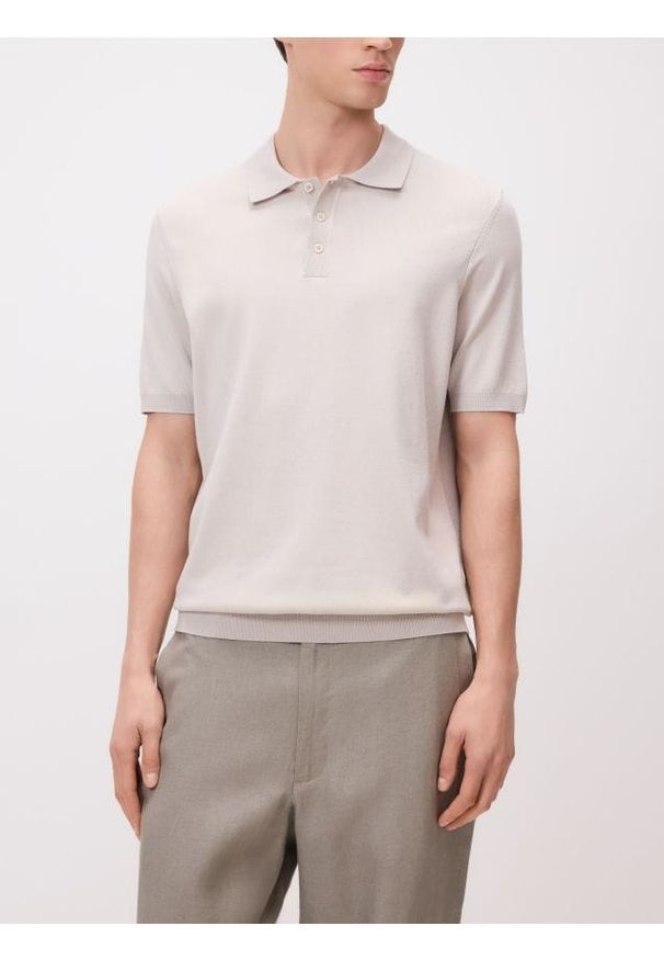 Reserved - Sweter polo z wiskozą - beżowy. Typ kołnierza: polo. Kolor: beżowy. Materiał: wiskoza