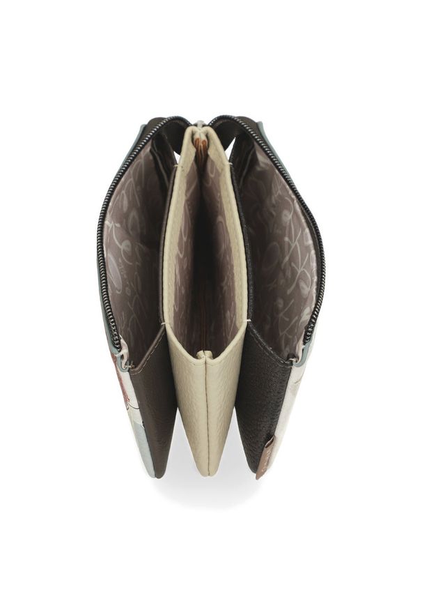 Portfel damski Anekke, z ozdobnym nadrukiem i metalowym logo zapinana na suwak z dekoracyjną zawieszką kompaktowa i praktyczna, beżowa, 42809-015. Kolor: beżowy. Materiał: materiał. Wzór: nadruk