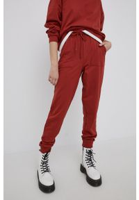 Vero Moda spodnie damskie kolor czerwony gładkie. Stan: podwyższony. Kolor: czerwony. Materiał: materiał, dzianina. Wzór: gładki #4