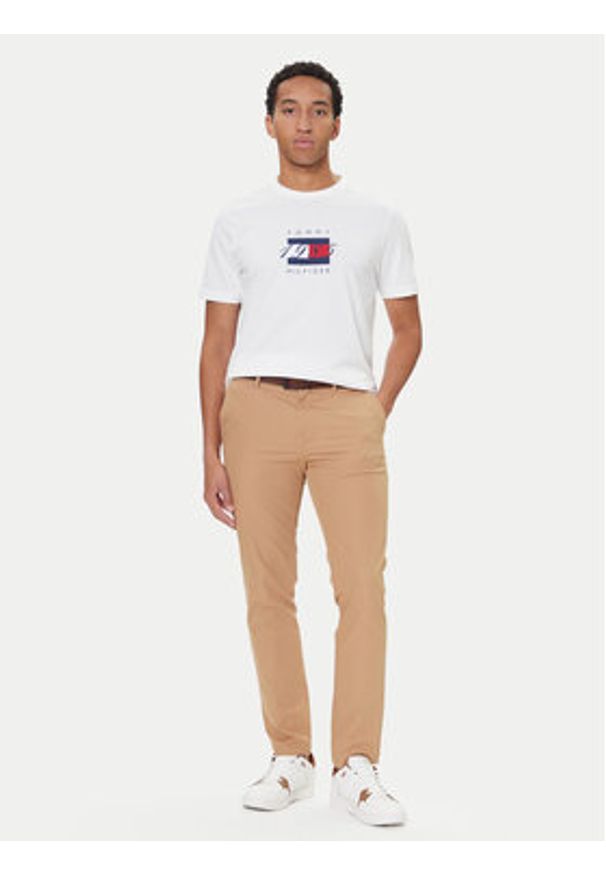 TOMMY HILFIGER - Tommy Hilfiger T-Shirt Linear Flag MW0MW41338 Biały Regular Fit. Kolor: biały. Materiał: bawełna