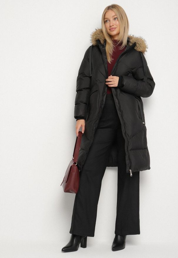 Born2be - Czarna Pikowana Kurtka z Kapturem z Futrem i Ozdobnymi Taśmami Lendria. Okazja: na spacer. Typ kołnierza: kaptur. Kolor: czarny. Materiał: futro