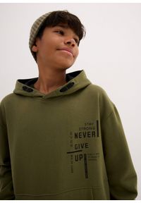 bonprix - Bluza chłopięca z kapturem. Typ kołnierza: kaptur. Kolor: zielony #2