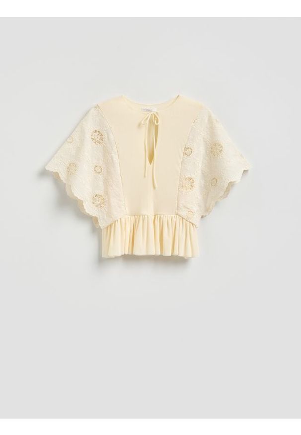 Reserved - Bluzka z ażurowym haftem - biały. Kolor: biały. Materiał: dzianina. Wzór: haft, ażurowy