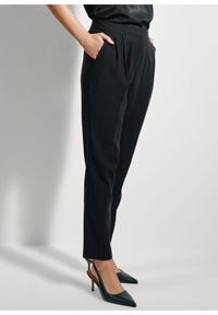 Ochnik - Czarne spodnie damskie w kant. Kolor: czarny. Materiał: wiskoza. Styl: elegancki #1