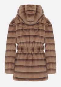 Born2be - Jasnobrązowa Futrzana Kurtka z Nieodpinanym Kapturem i Paskiem Zetova. Okazja: na co dzień. Kolor: brązowy. Materiał: futro. Styl: klasyczny, casual, elegancki #4