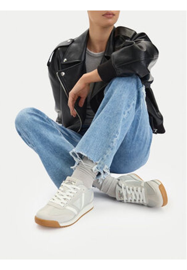 Guess Jeans Sneakersy EO-GJ202505161-2 Szary jasny. Kolor: szary. Materiał: materiał