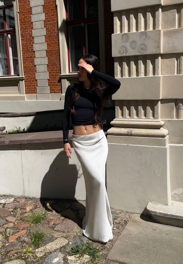 Renee - Jasnobeżowa Satynowa Spódnica Maxi High Waist Formia. Stan: podwyższony. Kolor: beżowy. Materiał: satyna