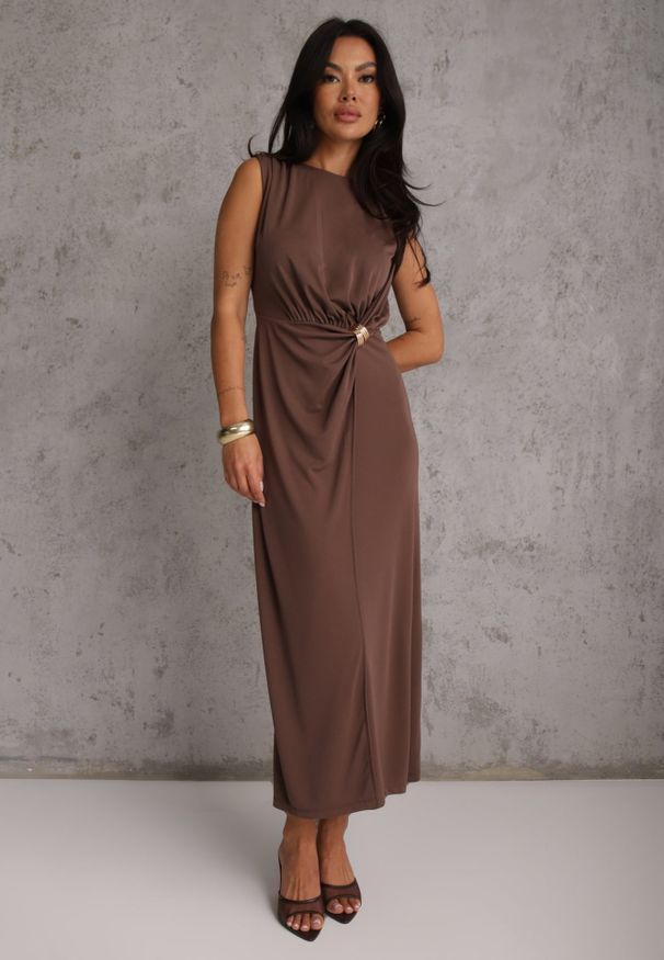 Renee - Brązowa Koktajlowa Sukienka Taliowana z Marszczeniami i Metaliczną Ozdobą Zellnixi. Kolor: brązowy. Wzór: aplikacja. Styl: wizytowy