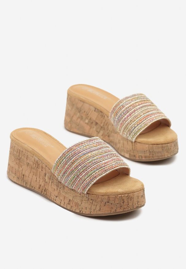 Renee - Beżowo-Różowe Klapki na Korkowym Koturnie Ozdobione Plecionką Tezara. Okazja: na spacer. Kolor: beżowy. Wzór: aplikacja. Sezon: lato. Obcas: na koturnie