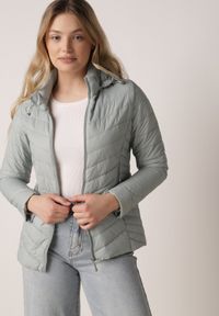 Born2be - Jasnozielona Przejściowa Kurtka Pikowana z Odpinanym Kapturem Edrelith. Okazja: na co dzień. Kolor: zielony. Materiał: jeans, nylon. Styl: casual #1