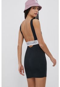 LABELLAMAFIA - LaBellaMafia sukienka kolor czarny mini dopasowana. Kolor: czarny. Materiał: dzianina. Wzór: nadruk. Typ sukienki: dopasowane. Długość: mini #3