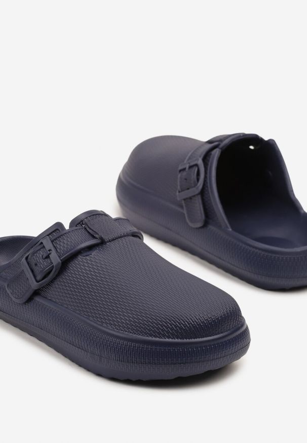 Born2be - Granatowe Klapki Piankowe z Klamerką Gleo. Okazja: na co dzień. Kolor: niebieski. Sezon: lato. Styl: elegancki, casual