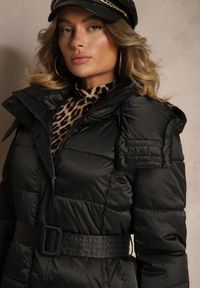Renee - Czarna Pikowana Kurtka ZImowa z Eleganckim Paskiem Sadelara. Okazja: na co dzień, do pracy, na spacer. Kolor: czarny. Sezon: zima. Styl: elegancki #5