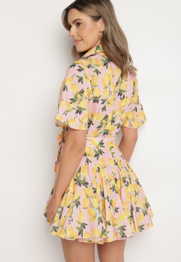 Born2be - Różowa Sukienka Koszulowa o Rozkloszowanym Kroju z Wiązanym Paskiem Laviliona. Okazja: na co dzień. Kolor: różowy. Materiał: jeans. Typ sukienki: koszulowe. Styl: casual, elegancki