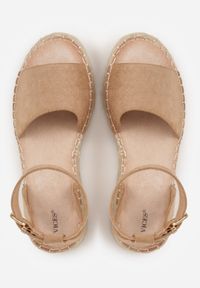 Born2be - Ciemnobeżowe Sandały VICES z Imitacji Zamszu na Niskim Koturnie z Plecionki Miralyn. Okazja: na co dzień, na imprezę. Zapięcie: pasek. Kolor: beżowy. Materiał: zamsz. Sezon: lato. Obcas: na koturnie. Styl: casual, elegancki #3