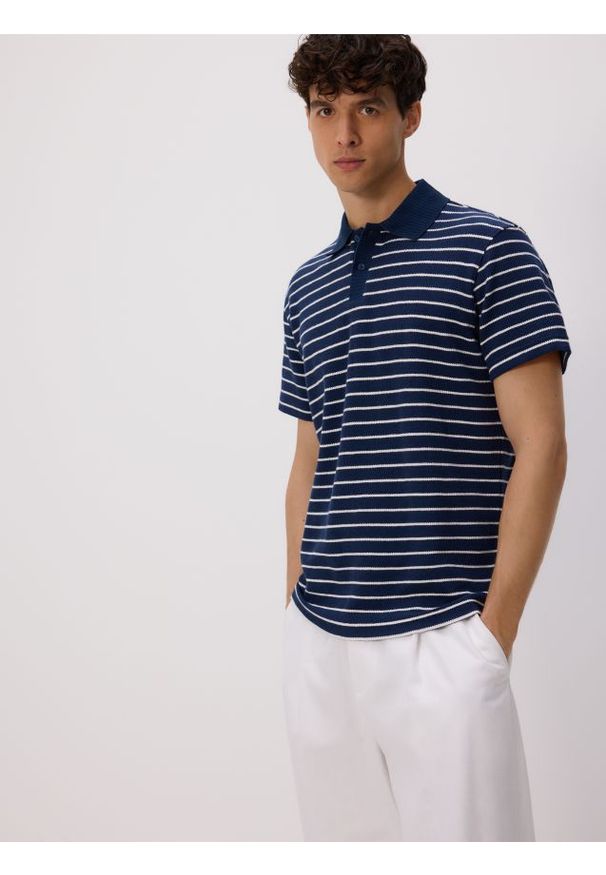 Reserved - Koszulka polo comfort w paski - granatowy. Typ kołnierza: polo. Kolor: niebieski. Materiał: bawełna, dzianina. Wzór: paski